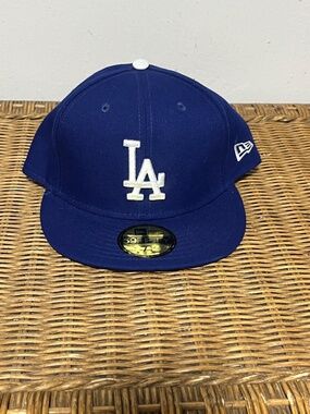 New Era 59FIFTY Los Angeles Dodgers Embroidered white "LA" logo. Sz. 7 1/4